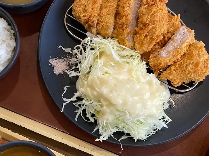 밥과 함께 나온 돈까스와 샐러드