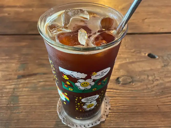 맥주잔에 담겨 나온 아메리카노