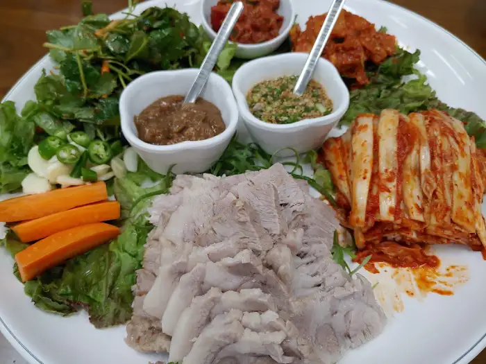 푸짐하게 차려진 보쌈과 쌈 채소, 김치