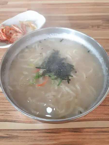 김치와 함께 나온 감천칼국수 근접샷