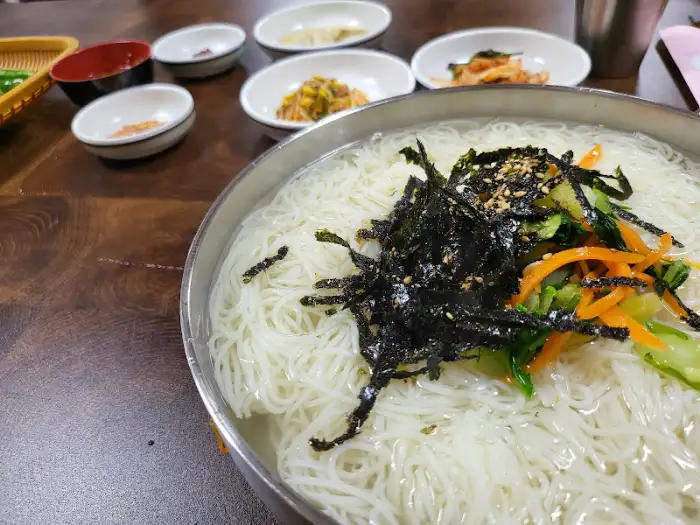 만두와 함께 나온 감천칼국수