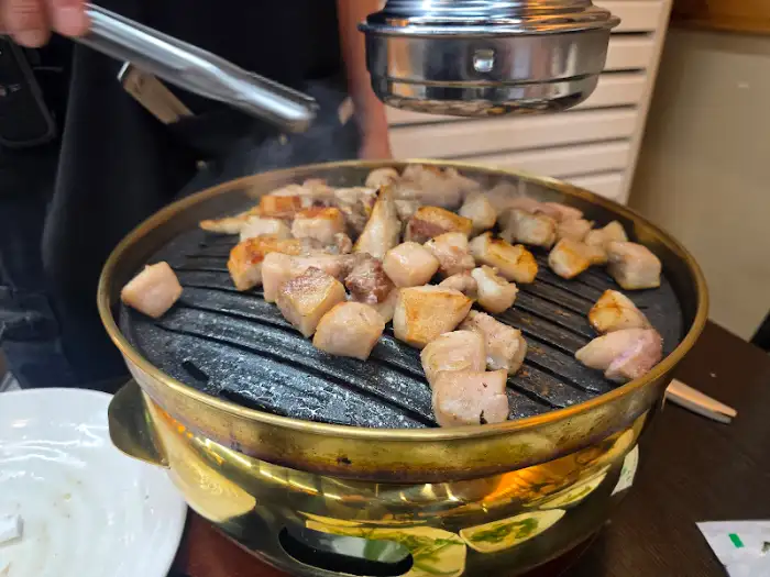 초벌된 고기 굽는 모습