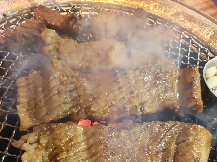숯불 위에서 익어가는 돼지갈비