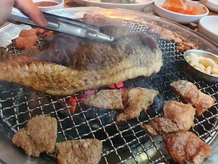 숯불 위에 올려진 돼지갈비