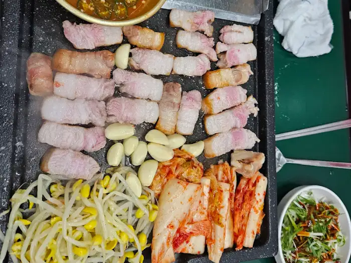 불판 위 삼겹살과 곁들임