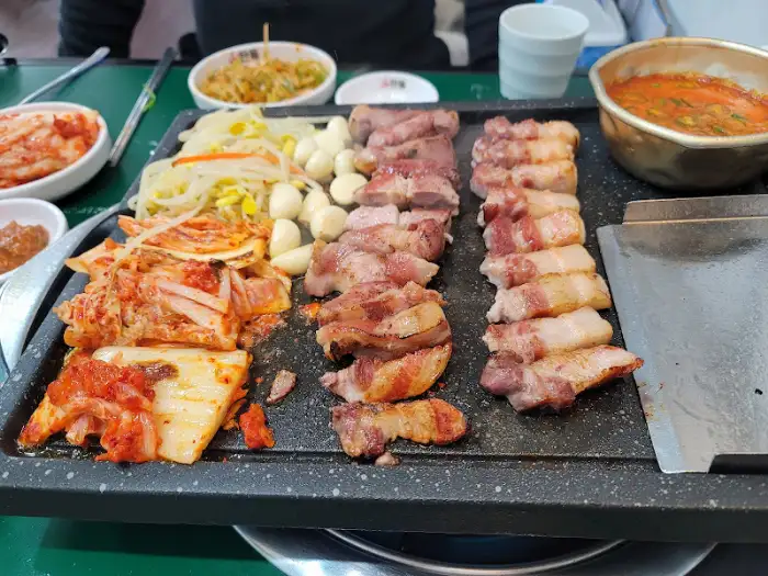잘 익은 삼겹살 한 점