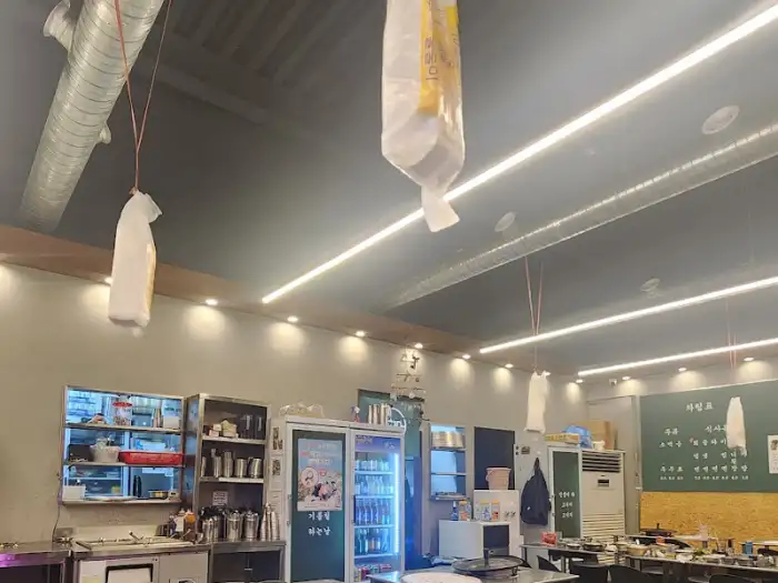 구워지는 삼겹살과 김치