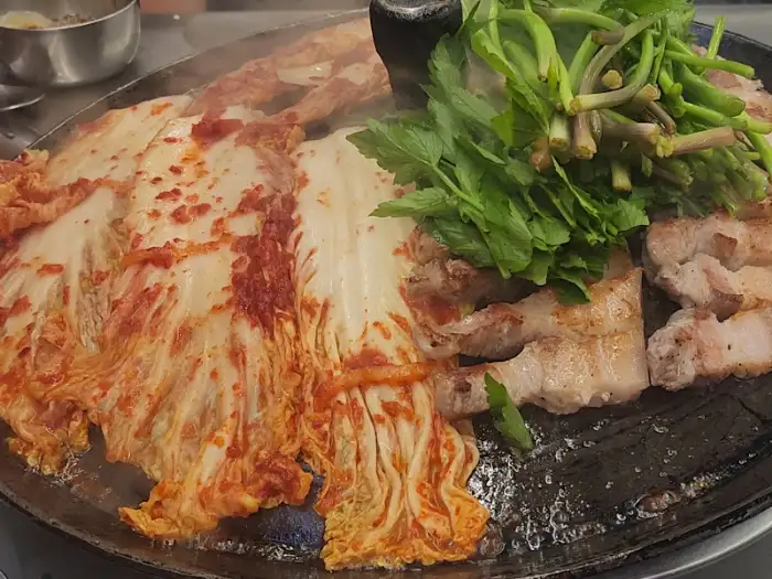 다양한 재료가 함께 구워지는 불판