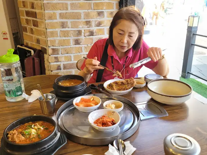 한 분이 뼈다귀 해장국을 드시고 있는 모습