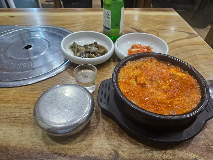 정갈하게 차려진 김치찌개와 곁들임 반찬
