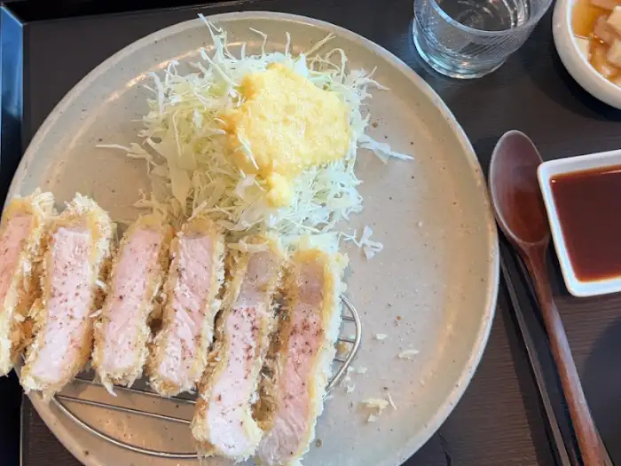 먹음직스러운 돈카츠와 샐러드