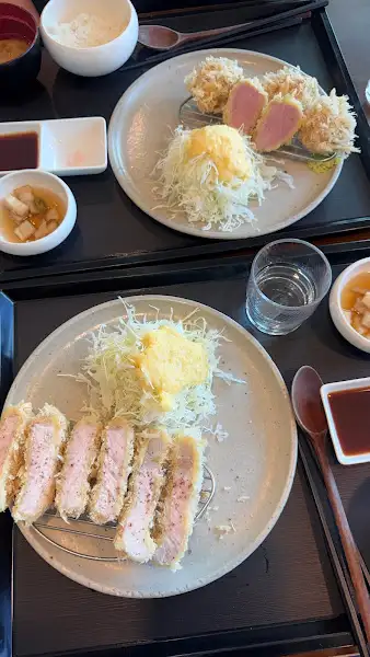 두 개의 접시에 담긴 돈카츠 정식