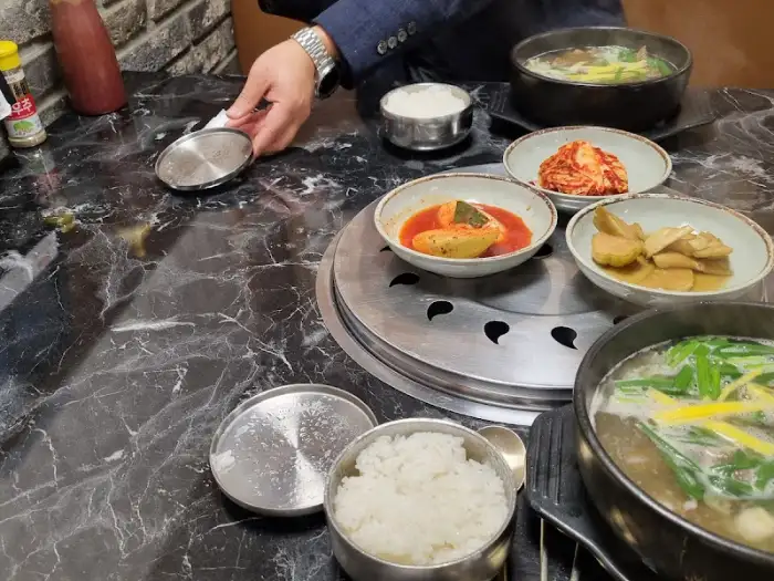 국물을 떠내는 모습