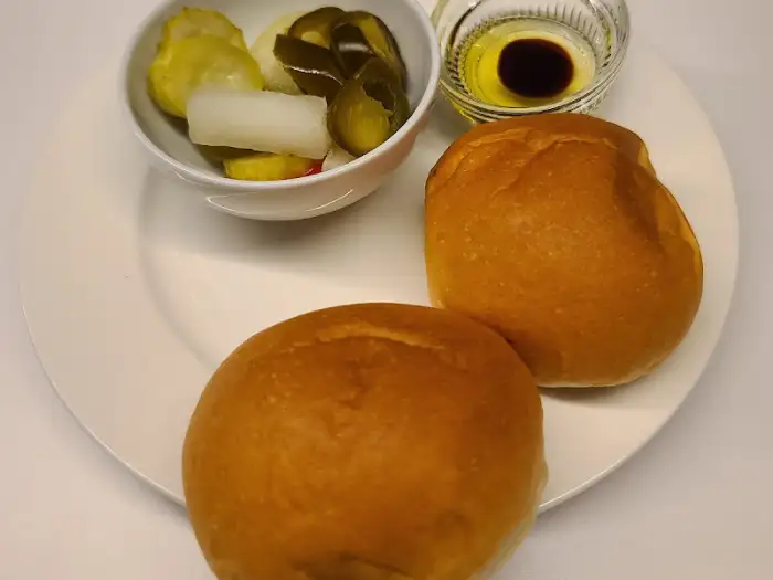 신선한 빵과 피클, 올리브가 담긴 애피타이저