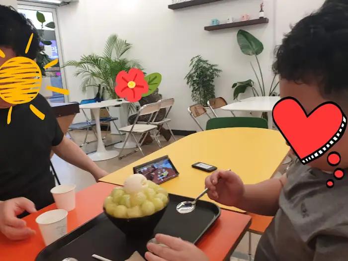 안동 하회마을 근처 사람들이 빙수를 먹는 모습