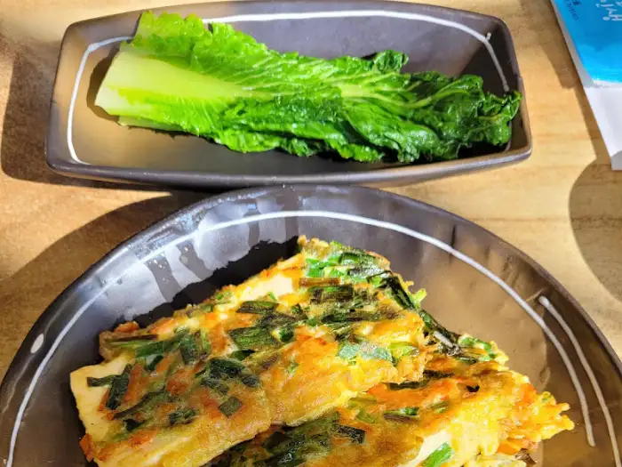 신선한 채소와 부침개가 담긴 접시