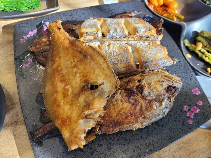 노릇하게 구워진 생선 구이 한 접시