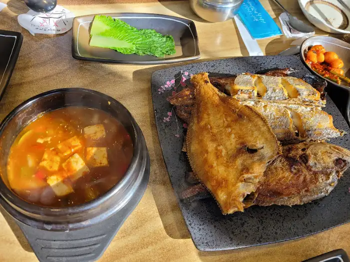 김치찌개와 생선 구이가 함께 나온 상차림