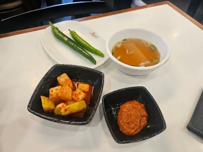 깍두기, 고추, 쌈장, 국물