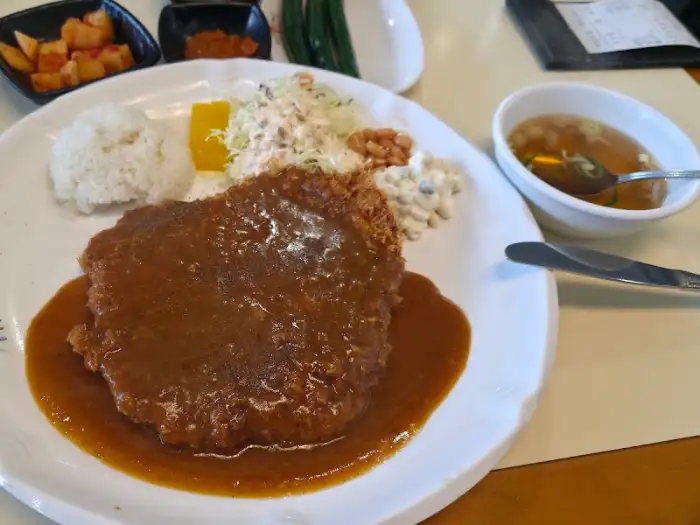 소스가 뿌려진 왕돈까스