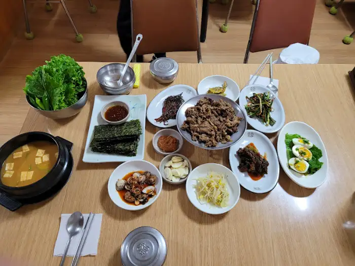 다양한 종류의 밑반찬과 메인 요리가 푸짐하게 차려진 상차림 전체 모습