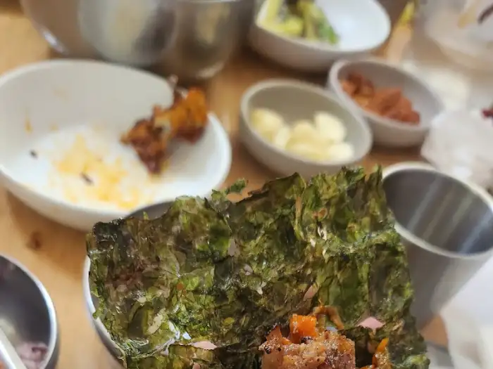김을 곁들여 먹을 수 있도록 준비된 불고기 모습. 김의 바삭함과 고기의 부드러움이 기대됩니다.