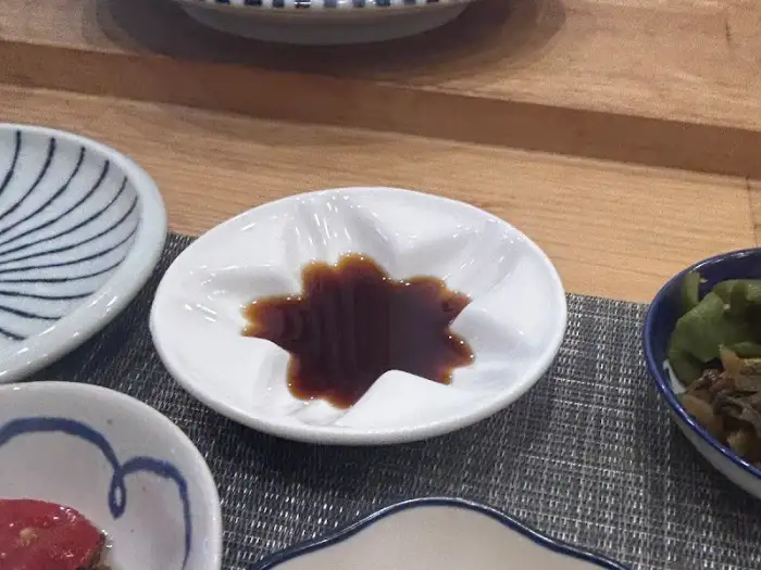음식과 함께 제공된 간장