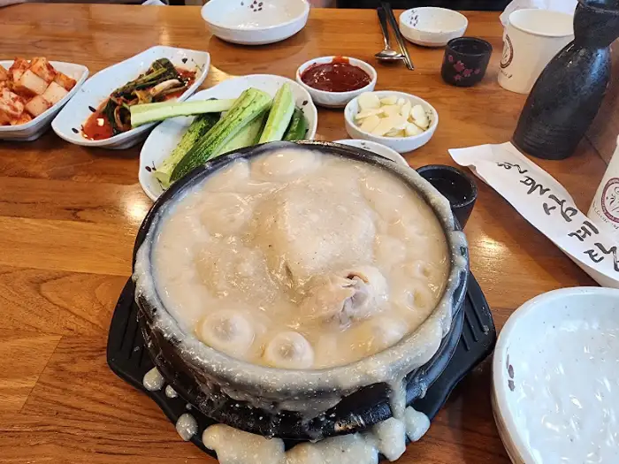뽀얗고 걸쭉한 국물의 삼계탕