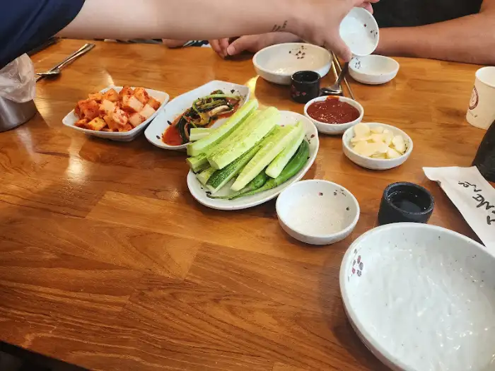 테이블에 놓인 기본 반찬들