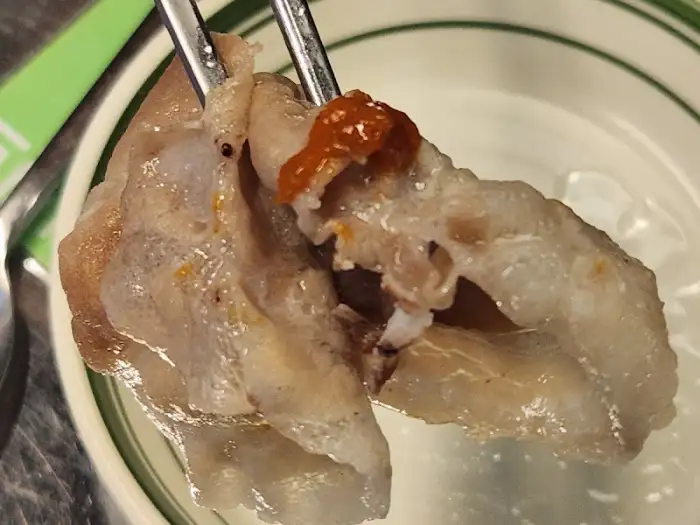 파김치와 함께 집어 올린 고기 한 점