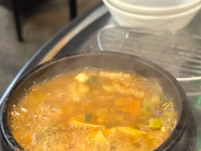 김이 모락모락 나는 된장찌개