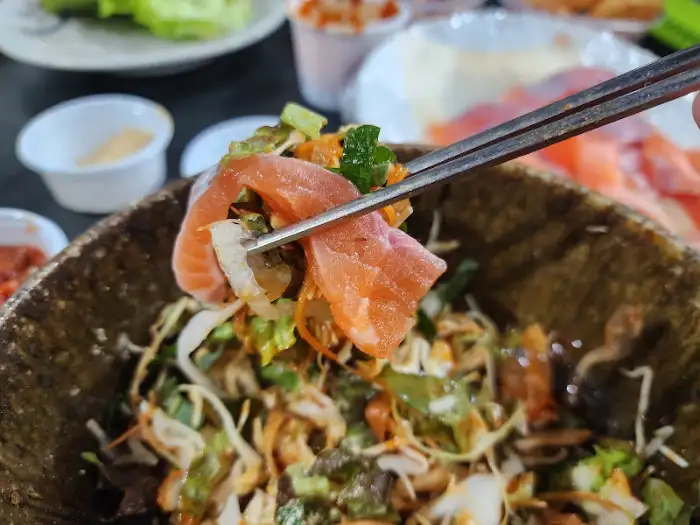 가평 민물회 맛집 송어회 한 점