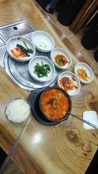 다양한 반찬과 함께 등장한 김치찌개와 밥