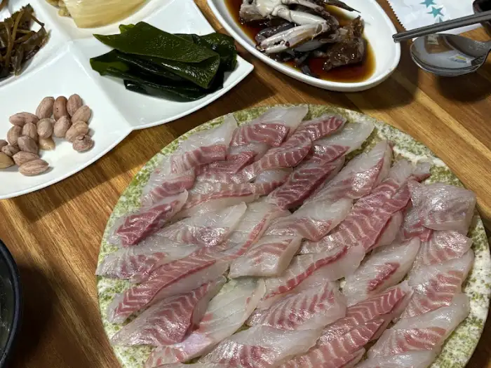 다양한 기본찬과 함께 나온 방어회