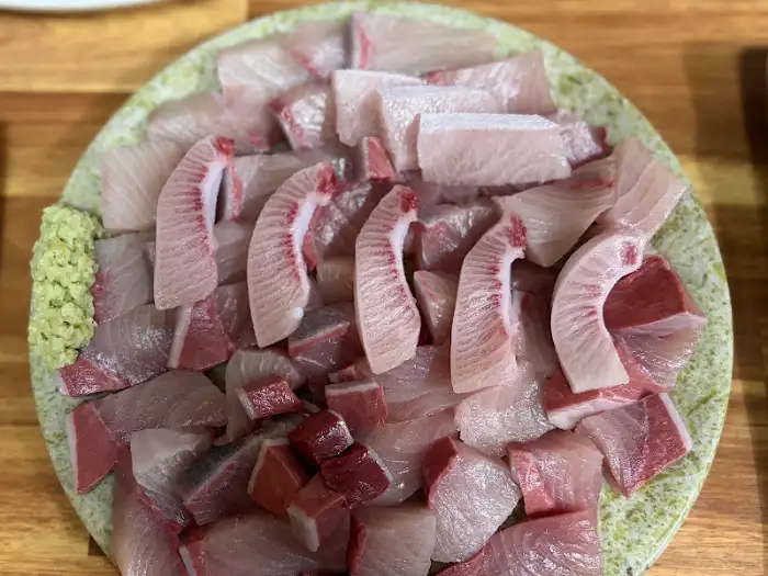 푸짐하게 차려진 방어회 한상차림