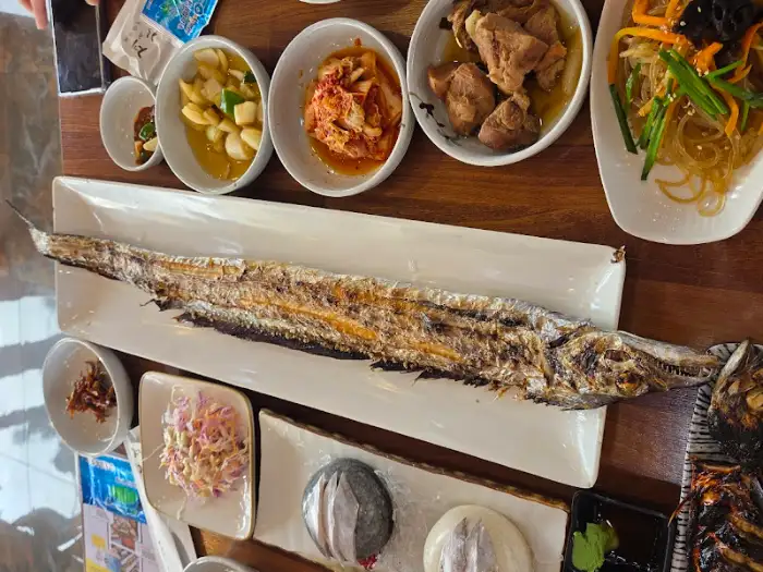 밑반찬과 갈치구이