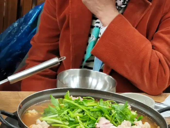따뜻한 분위기의 식당 내부