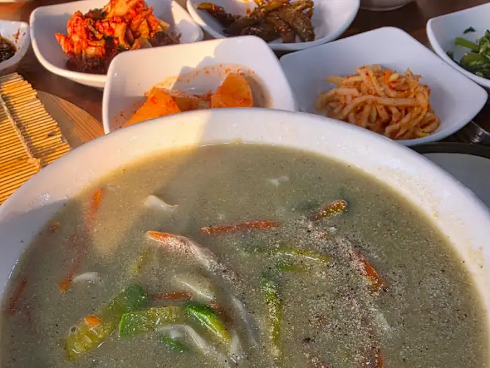 진하고 구수한 보말칼국수