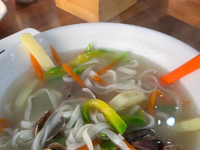 바지락칼국수의 국물과 건더기