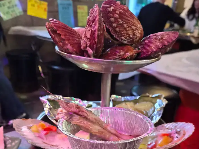 싱싱한 전복과 조개가 담긴 찜기