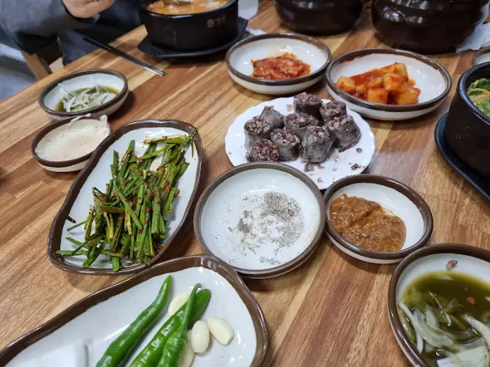 돼지국밥과 곁들임 음식