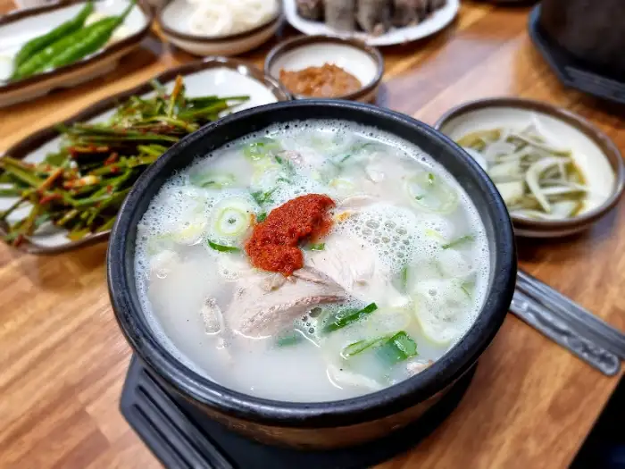 뽀얀 국물의 돼지국밥