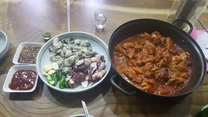 식탁 위에 차려진 닭도리탕과 여러 가지 재료들
