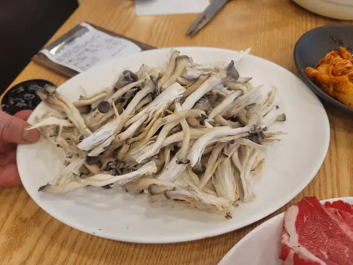 한 접시 가득 담긴 신선한 버섯