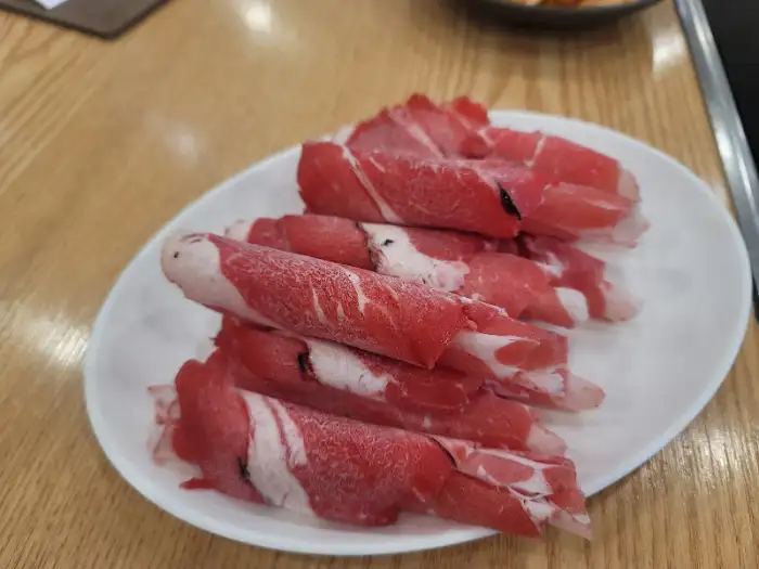가지런히 놓인 샤브샤브용 고기 롤