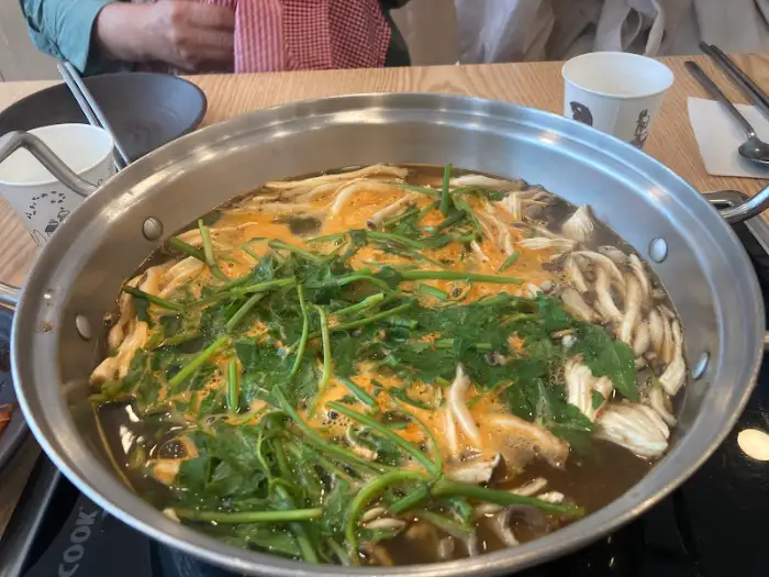 칼국수가 끓고 있는 솥의 근접샷
