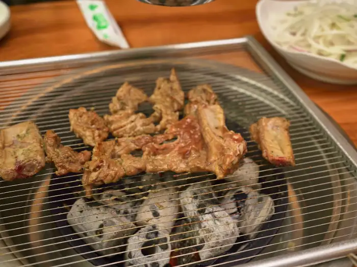 다 익은 돼지갈비 조각들