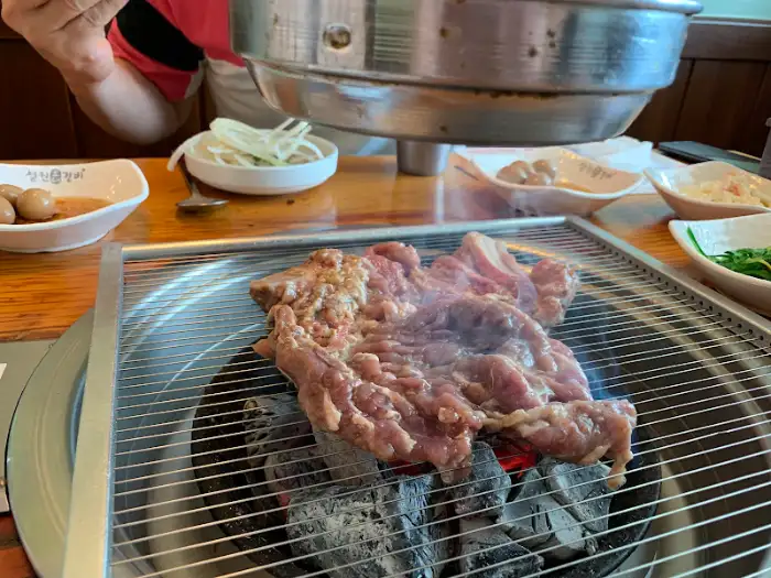 숯불 위에서 익어가는 또 다른 돼지갈비