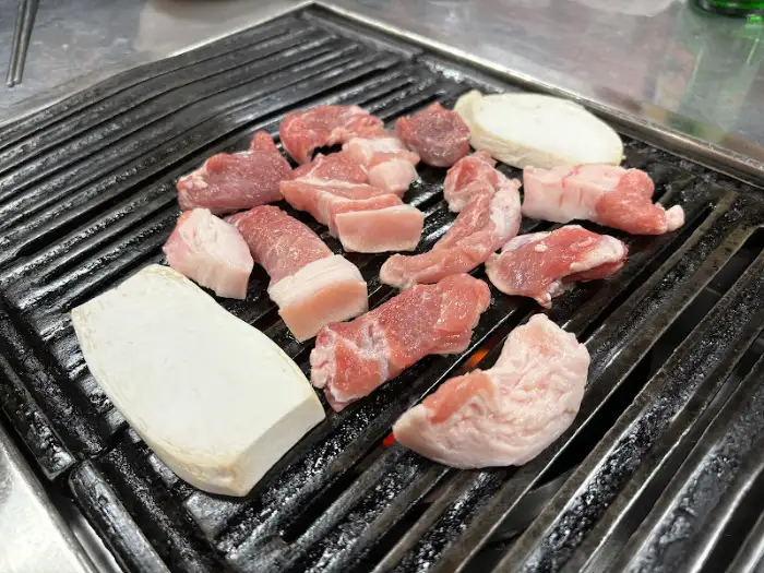 불판에 올려진 뒷고기