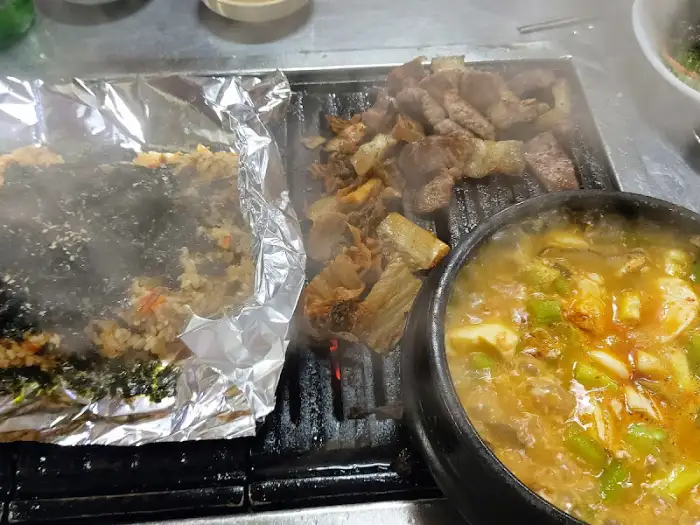 익힌 고기와 찌개, 밥